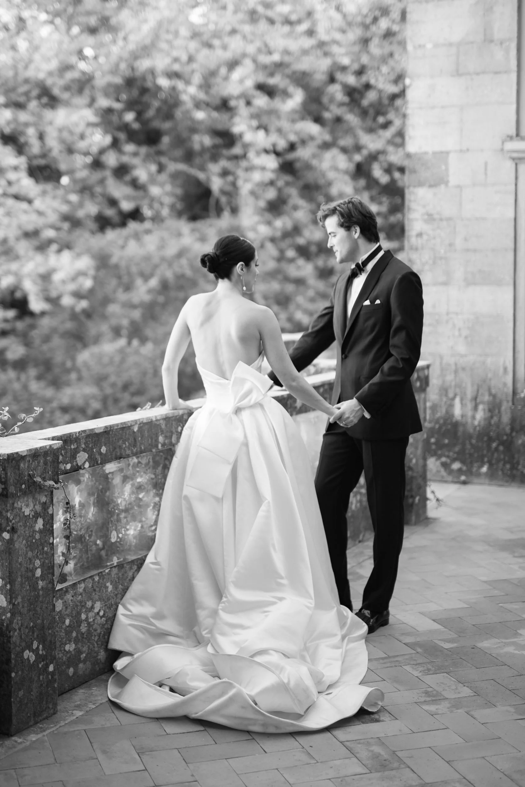 Bride and groom on the terrace at Casa dos Penedos in Sintra