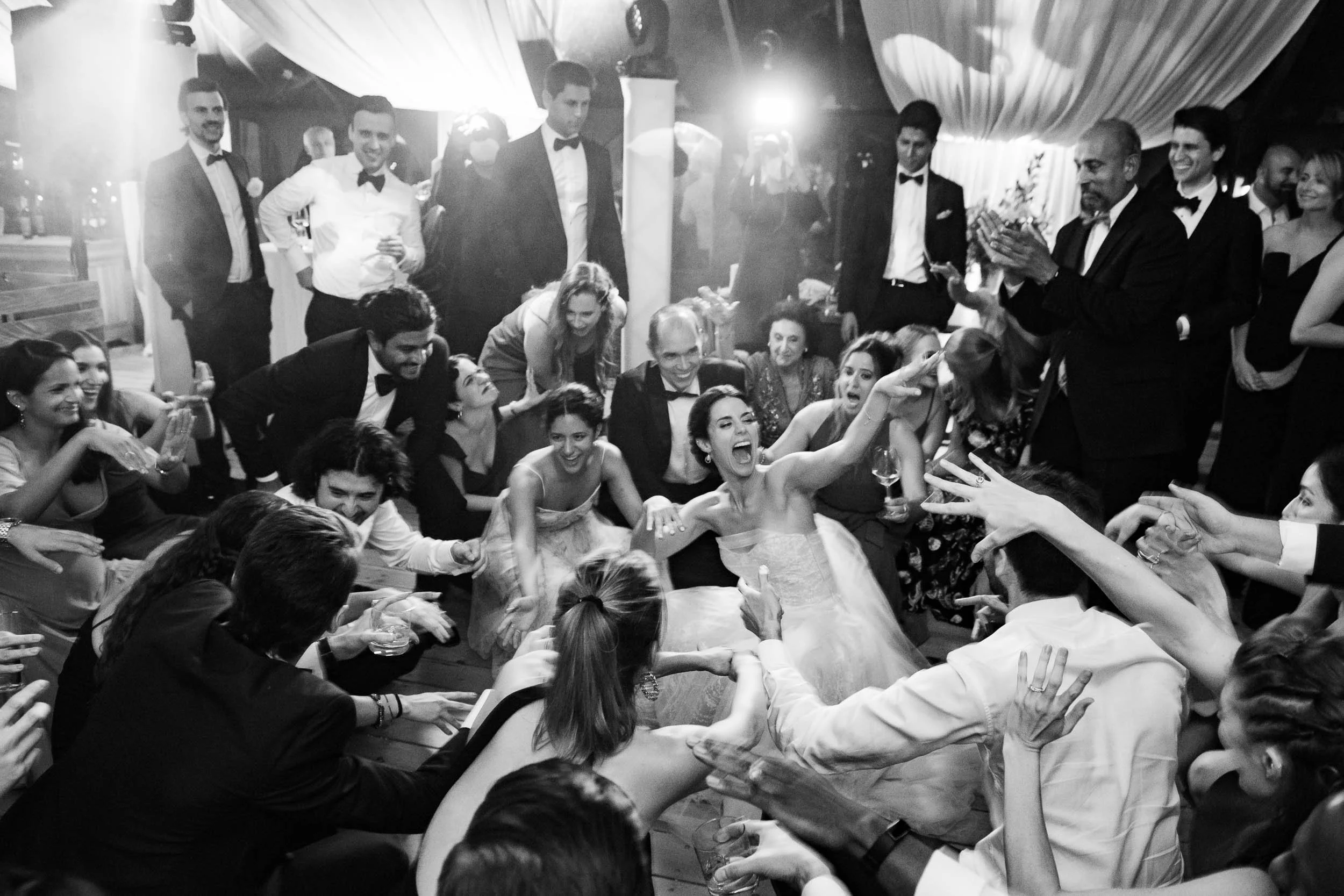 Bride on the dance floor surrounded by guests at Quinta da Bella Vista in Sintra