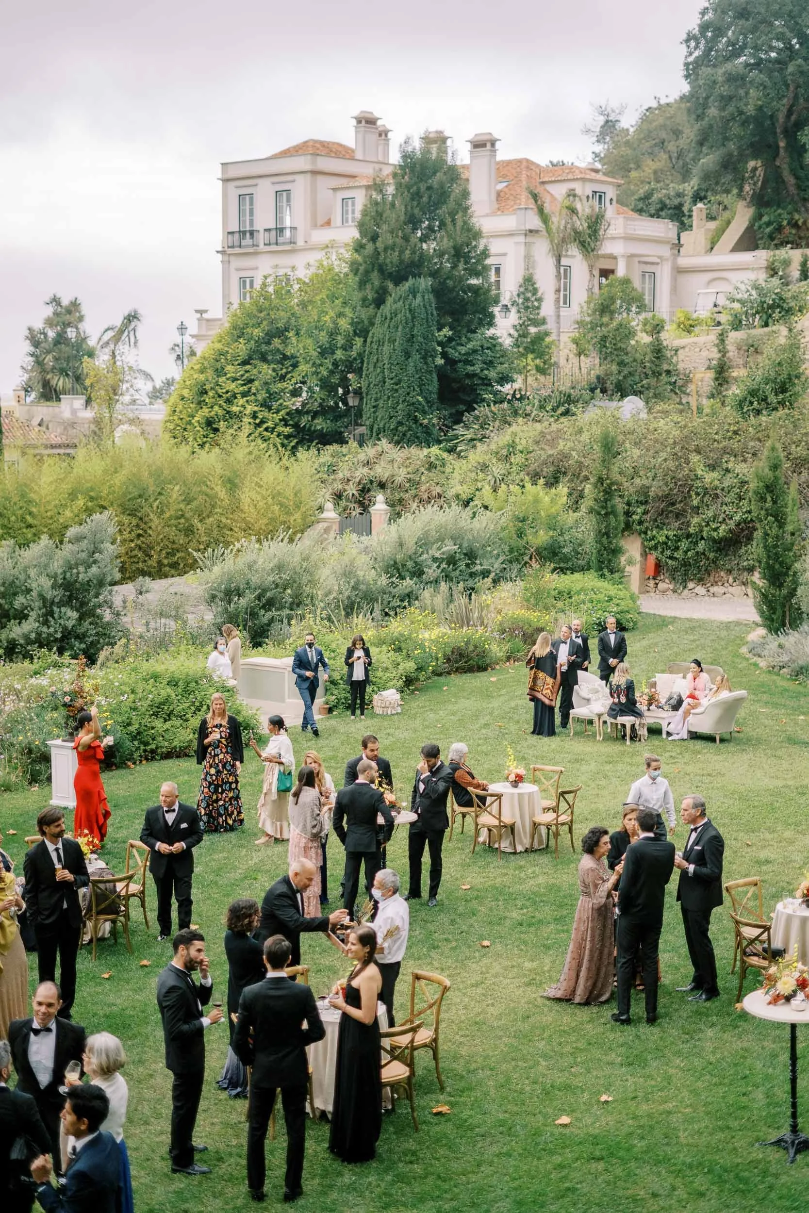 Cocktail hour in the gardens of Quinta da Bella Vista in Sintra