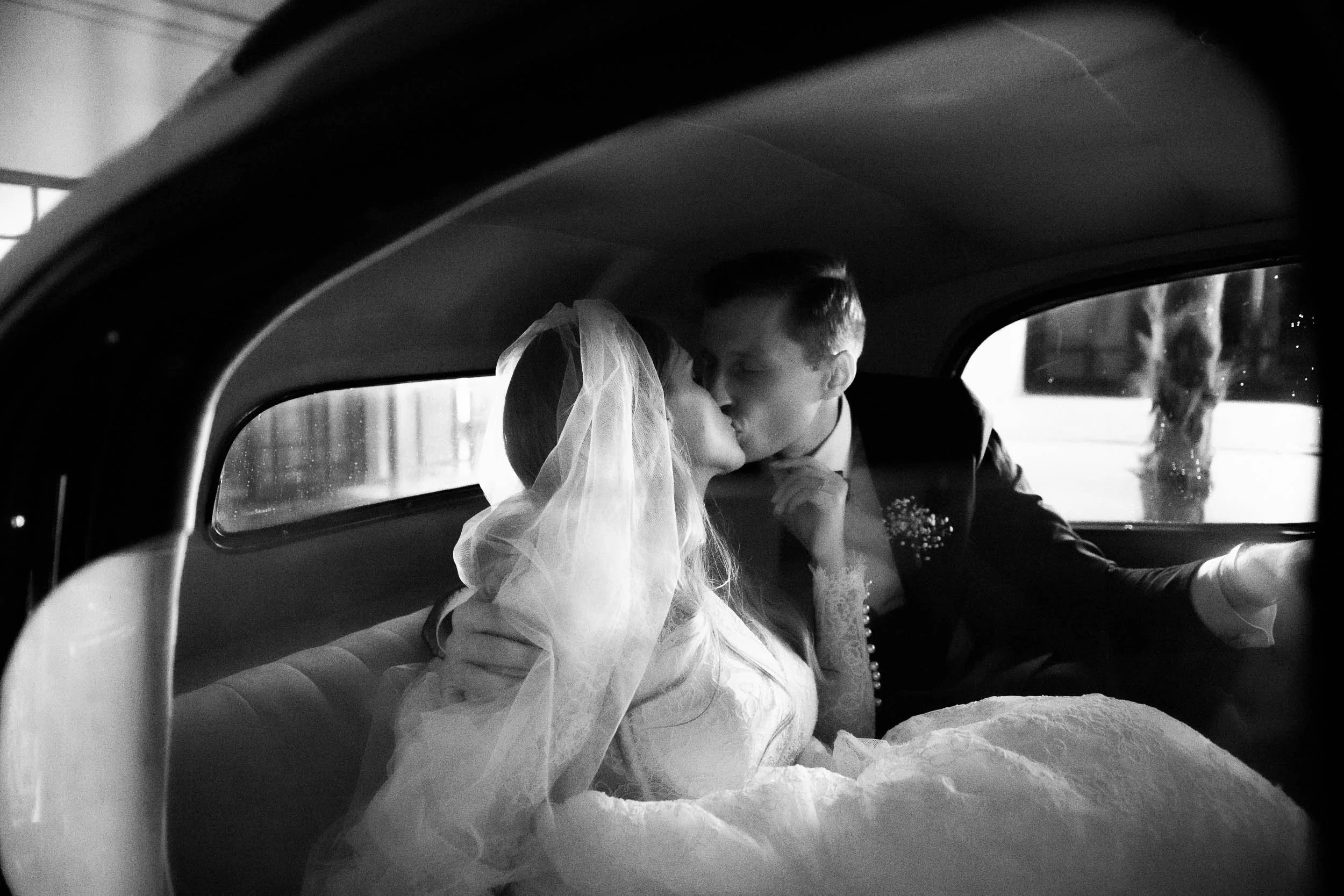 Bride and groom arriving at La Distillerie in Lisbon, Portugal, inside the car