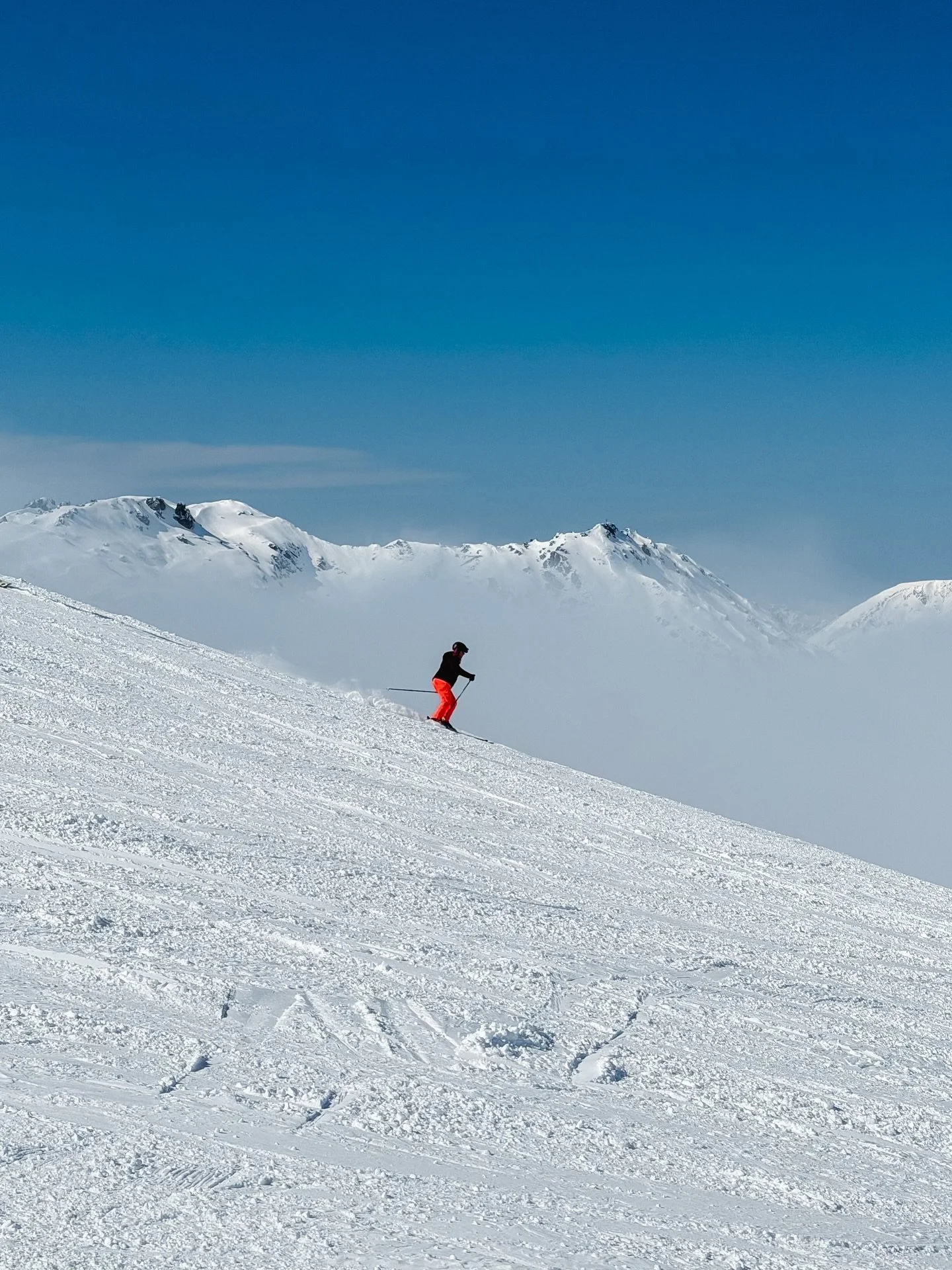 De wintersport liefhebbers onder ons zullen het vast herkennen; dat moment dat je even als enige op een stukje piste bent. ⛷️

Pure vrijheid. 

Tenminste, zo voelt dat voor mij! 🤭

Alsof ik de enige ben op die hele berg! 😂 Een klein poppetje in een