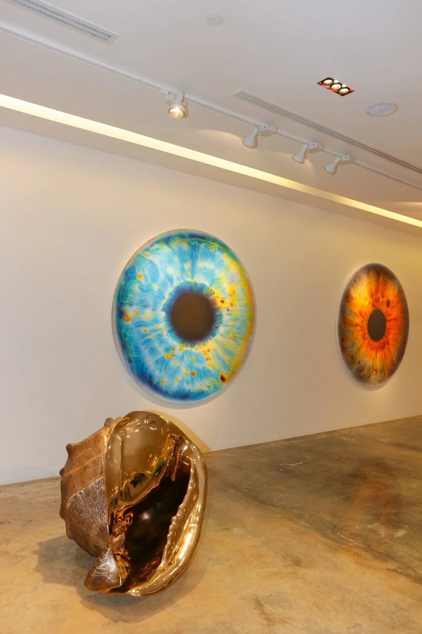 marc-quinn-contemporary-exhibition-design-qatar-makouk-core-art