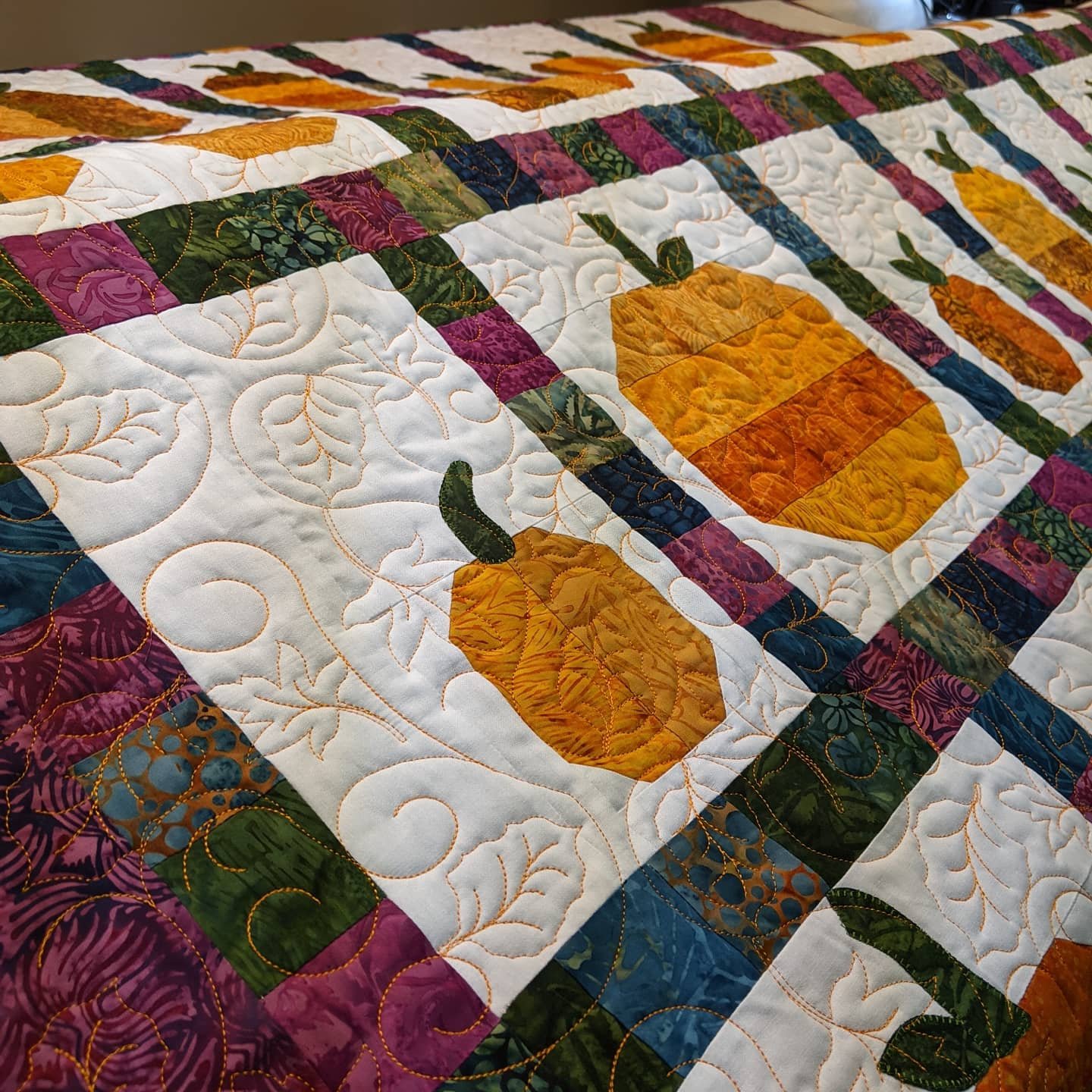 longarming quilting with fall leaves and swirls located in southeast Michigan