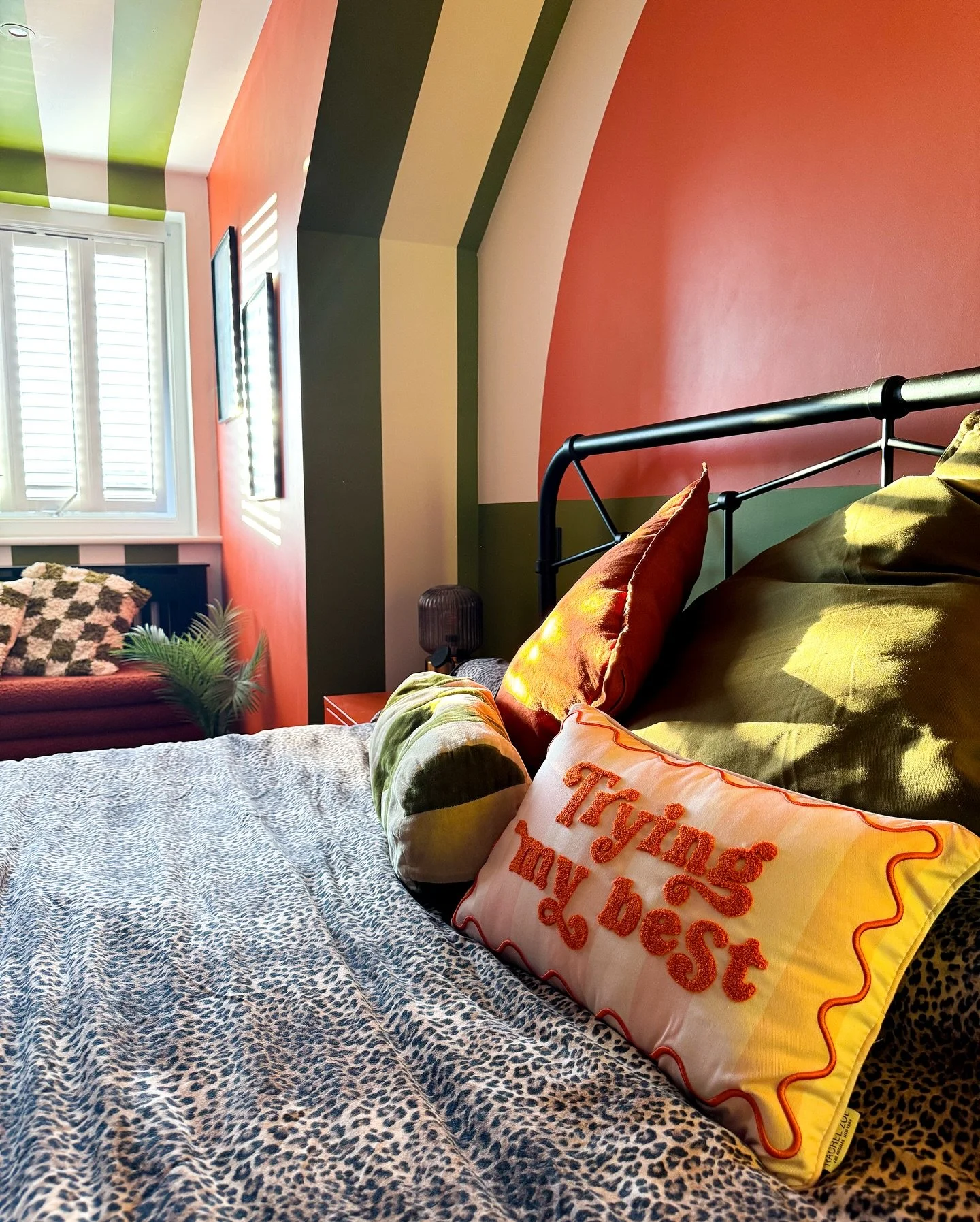 Been searching forever for the perfect cushion for our bed, so was thrilled to find this @shoprachelzoe one earlier in @tkmaxxuk 🧡

#maximalism #maximalistinteriors #dopaminedecor #bedroom #stripes