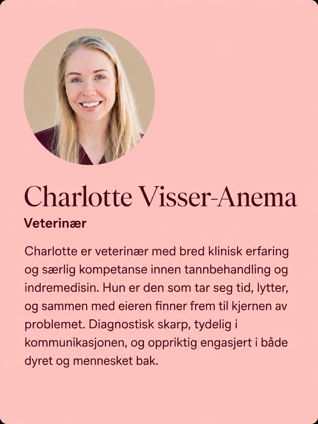 En kvinne med kort blond hår.