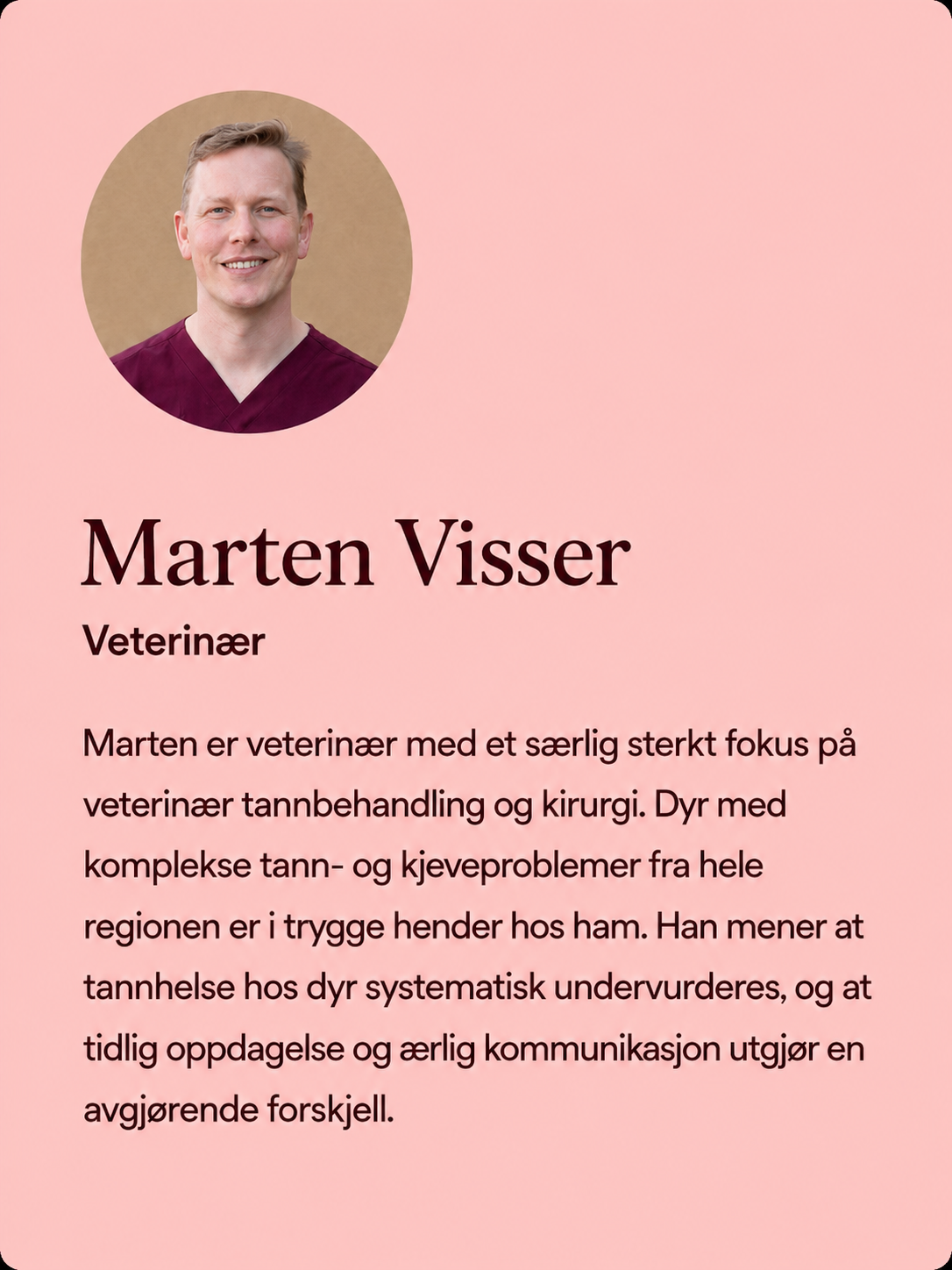 En mann med grått hår som sitter på en benk eller seng, med en lys bakgrunn, iført en blå genser og beige bukser.