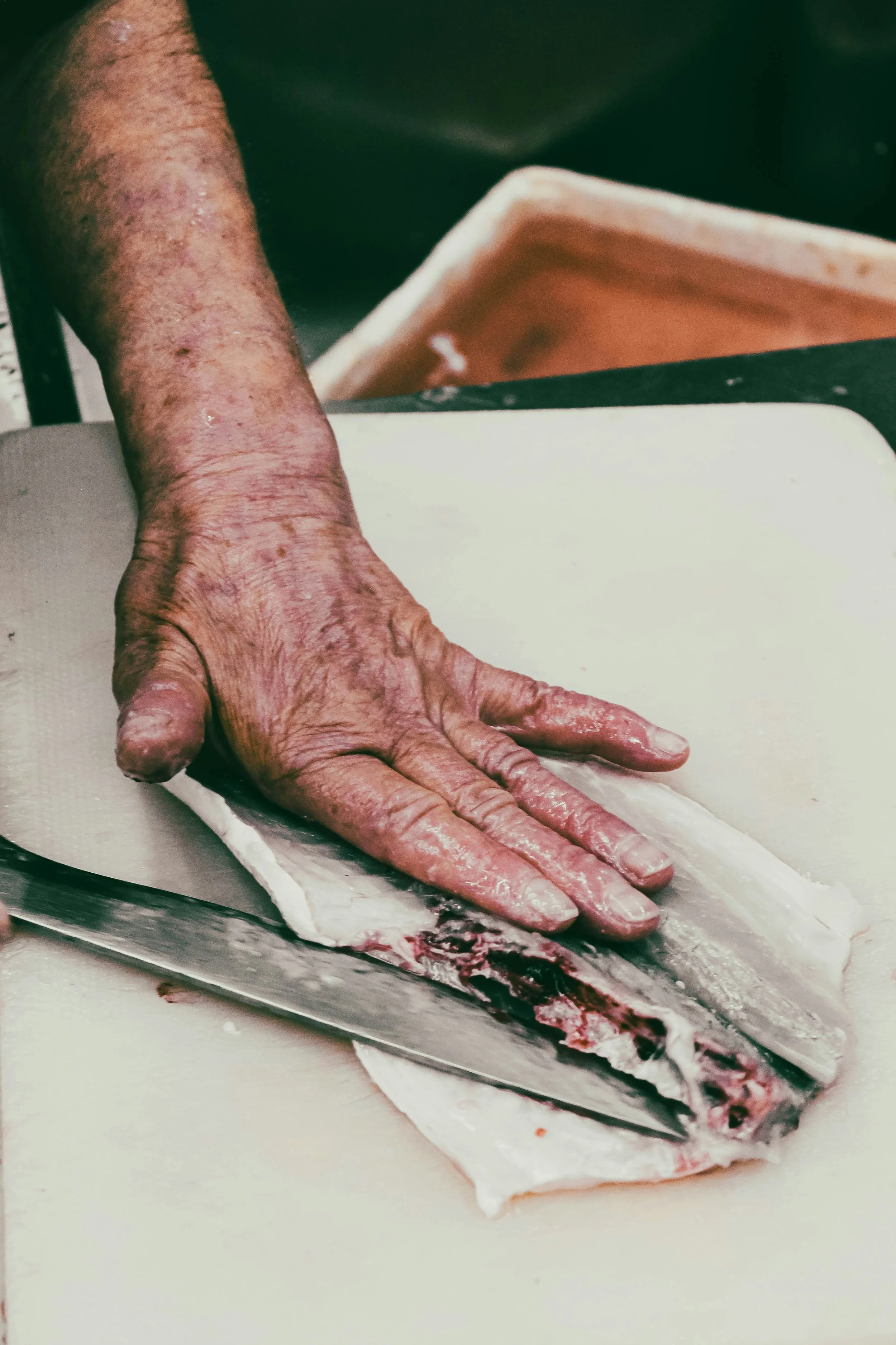 Especialista em operações de sushi durante corte técnico de pescado em restaurante japonês | Kitchen Wise Consulting