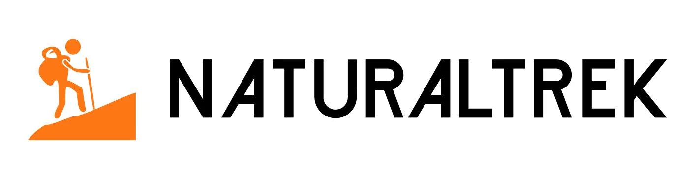 Logo di NaturalTrek con un'illustrazione di una persona con zaino e bastone da trekking sulla montagna