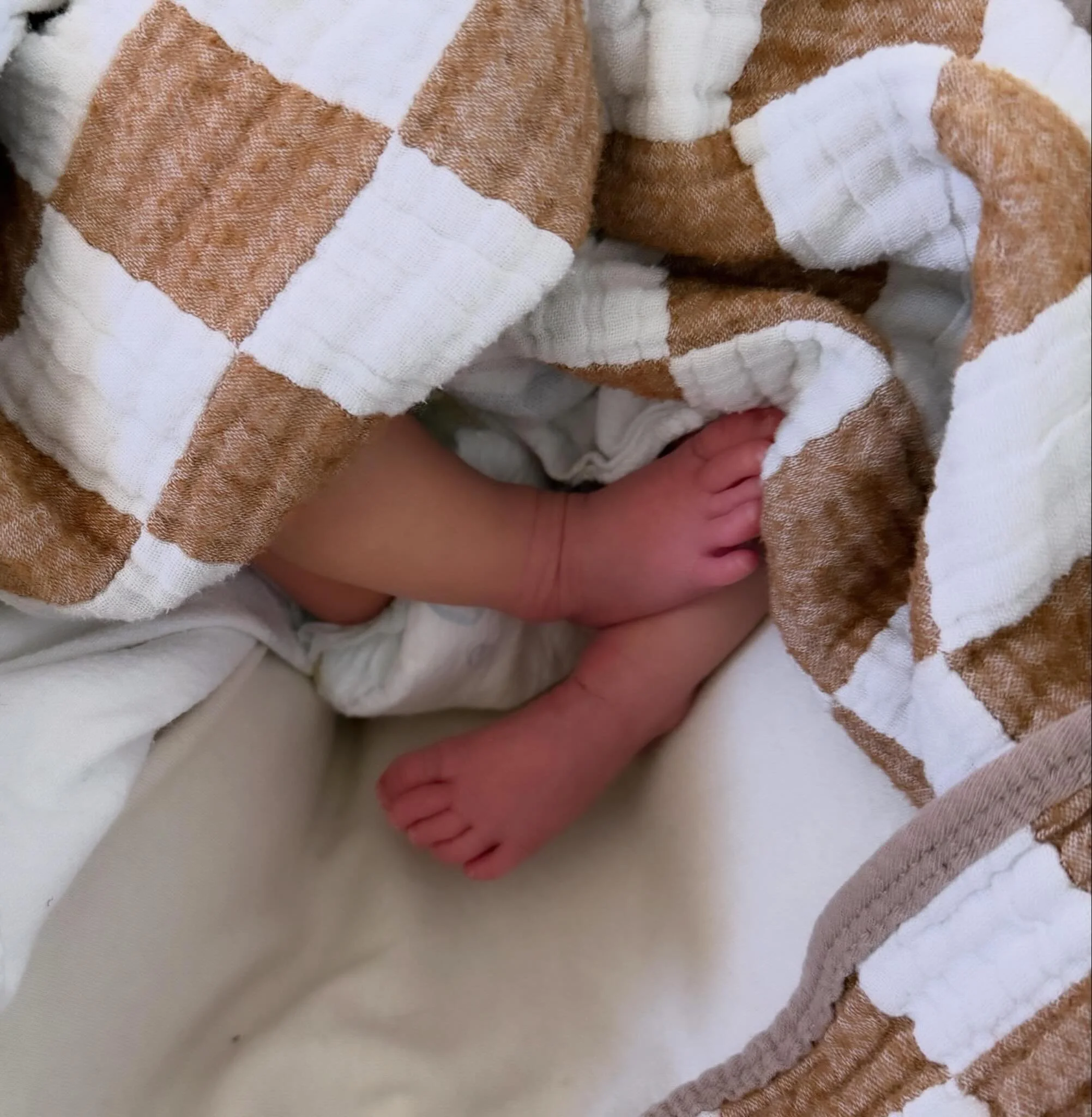 Soakin in our little newborn bubble with our newest little sunshine, Sienna Rose ✨ born 4/26