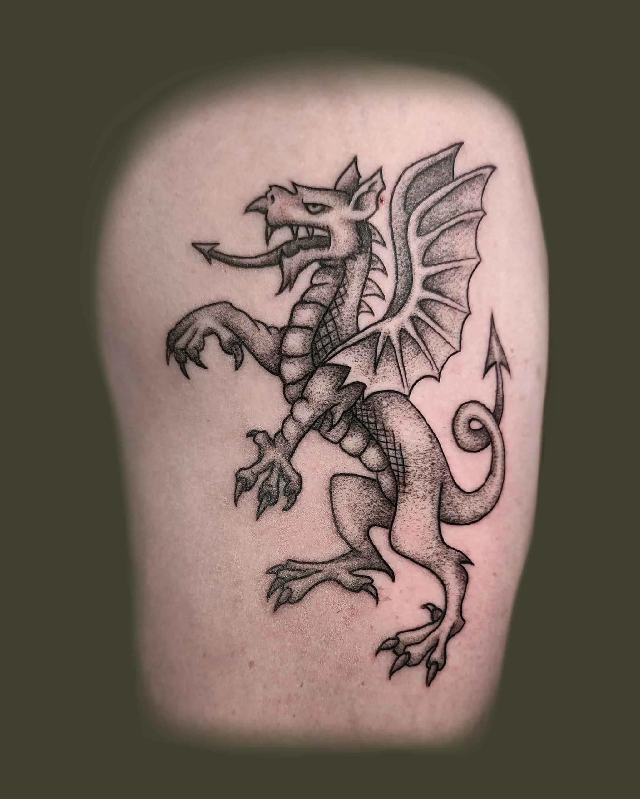 Walesin lippuun perustuva tatuointi.