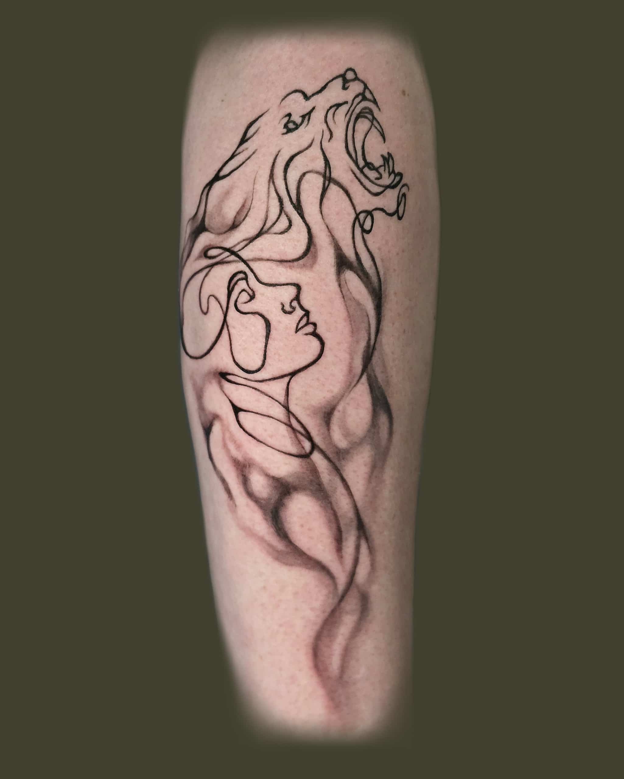 tatuointi naisen ja leijonan symbioosista