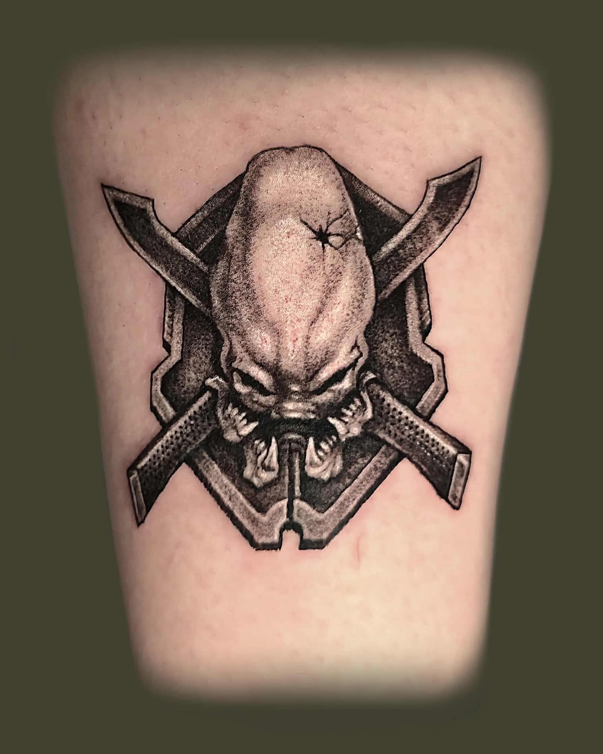 Mustavalkoinen tatuointi, vaikutteita Halo pelistä