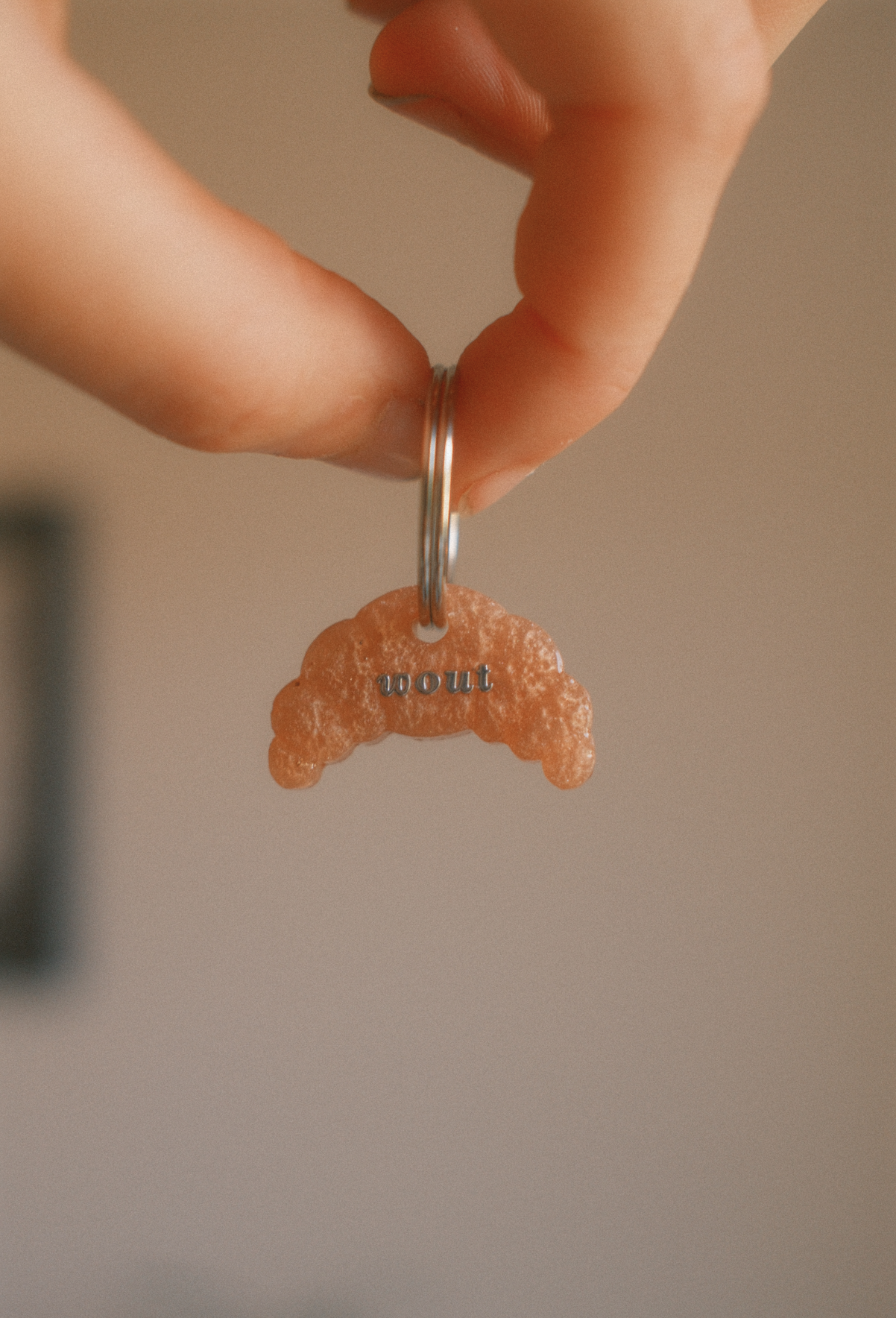 Süßer braun schimmernder Croissant Schlüsselanhänger mit silberner Schrift, der auch als französische Hundemarke am Halsband getragen werden kann mit goldener oder silberner Schrift