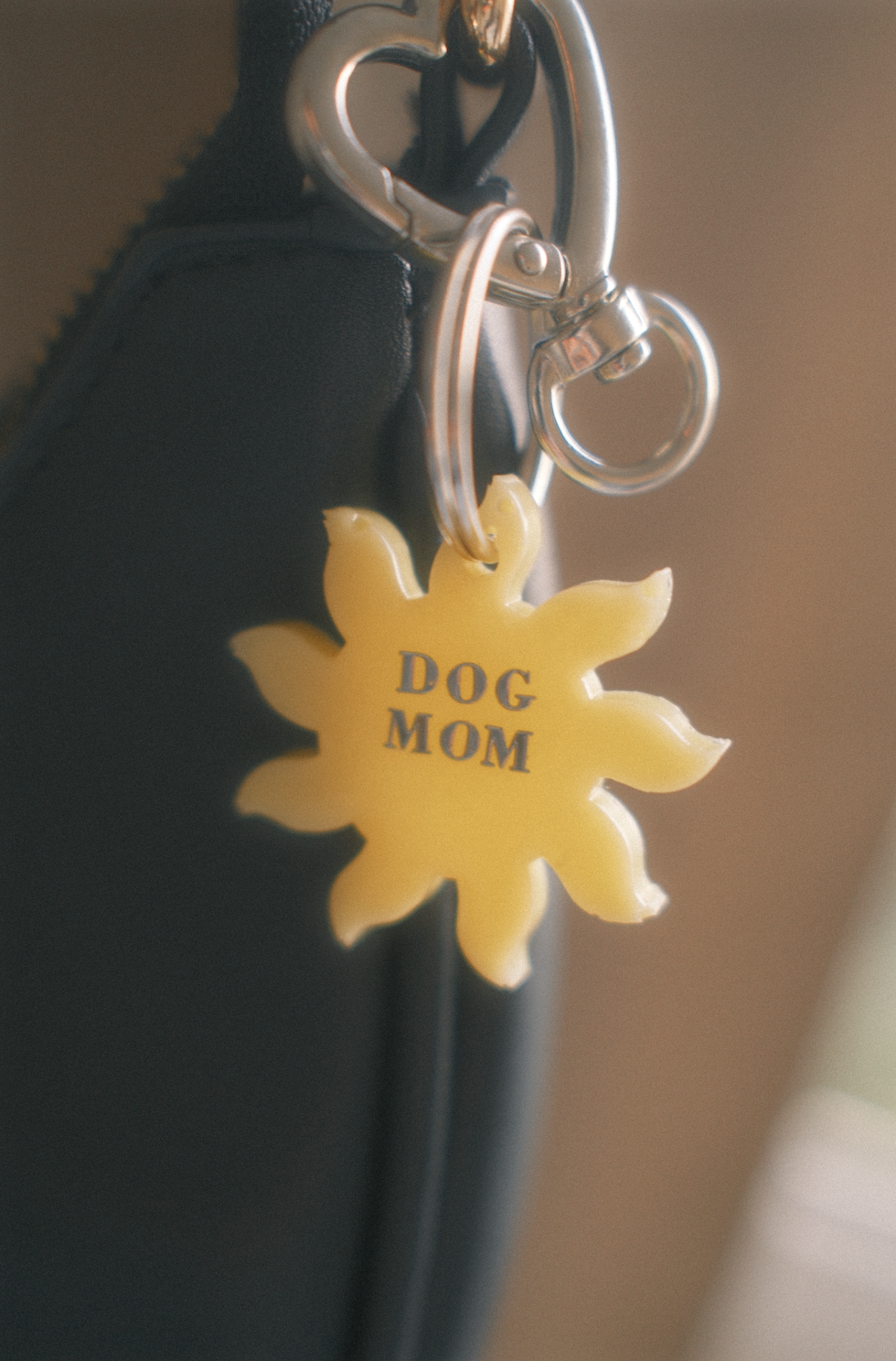 Dog Mom Schlüssel- und Taschenanhänger - Sonne