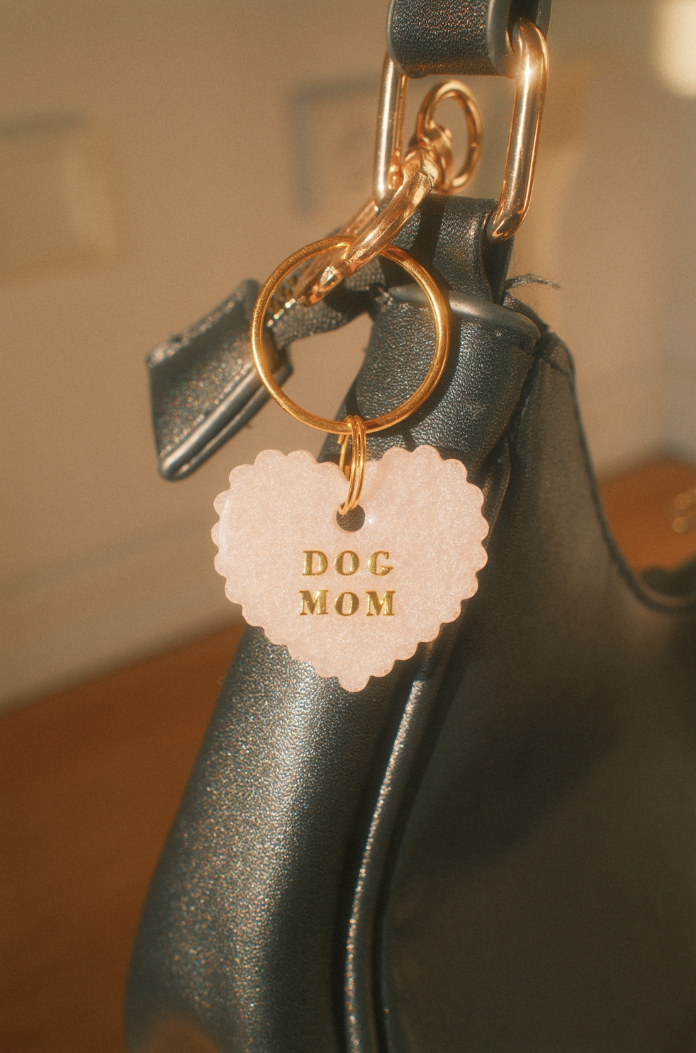 Dog Mom Schlüssel- und Taschenanhänger - Herz gewölbt