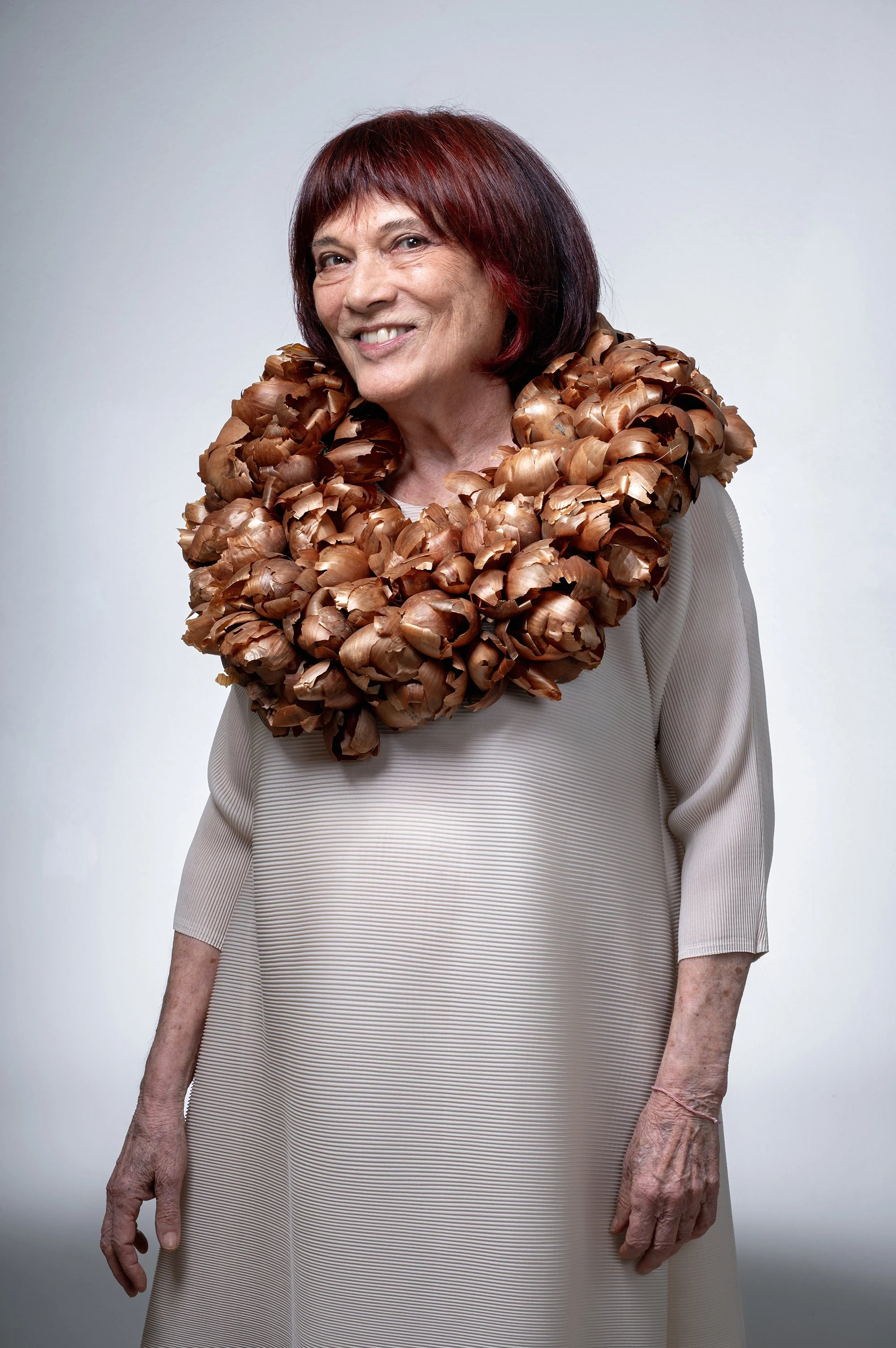 Tereza Seabra com colar de Verena Sieber-Fuchs (acervo MUDE), fotografia Eduardo Sousa Ribeiro