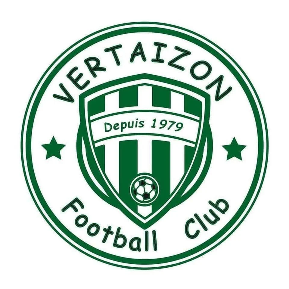 Logo d'un club de football Vertaizon, fondé en 1979, avec des éléments de ballon de football et de couleur verte.