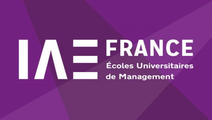 Logo de l'IAE France, Écoles Universitaires de Management, sur un fond violet