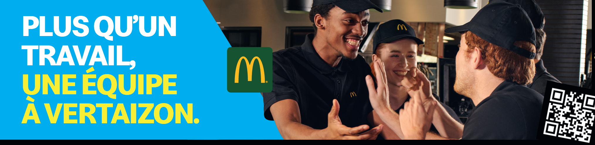 Employés de McDonald's en uniforme discutant et souriant dans un restaurant, avec un slogan et un code QR dans l'image.