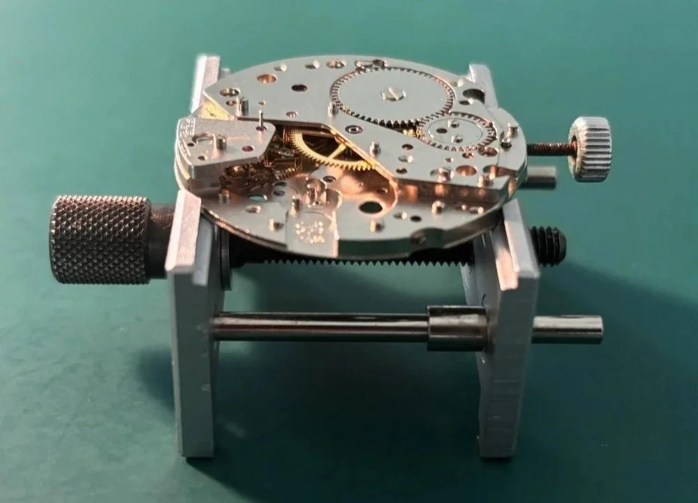 Nettoyage, lubrification et réglage pour garantir la précision de votre montre.