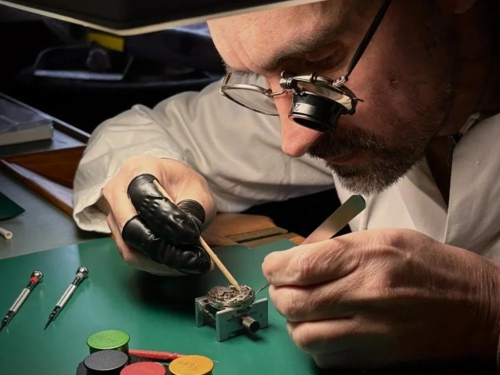 Remplacement rapide des piles, de bracelets (cuir, acier ou silicone) et de verre de montre.