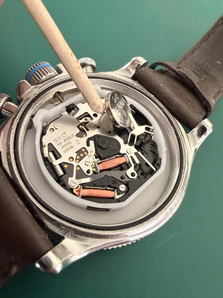 Révision de montre avec un outils d'horlogerie.