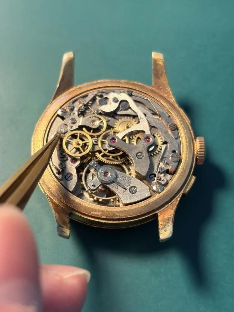 Montres automatiques, mécaniques, chronographes, à quartz, anciennes ou récentes.