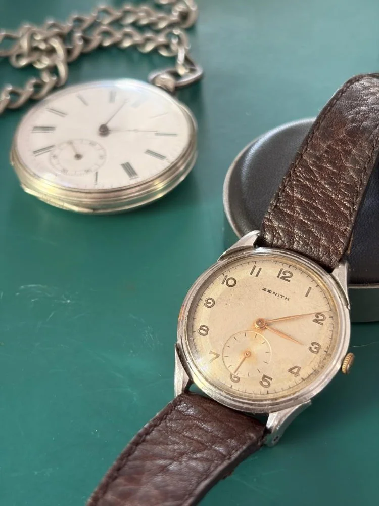 Une montre-bracelet en cuir et une montre avec un bracelet en chaîne, atelier Au fil du temps.