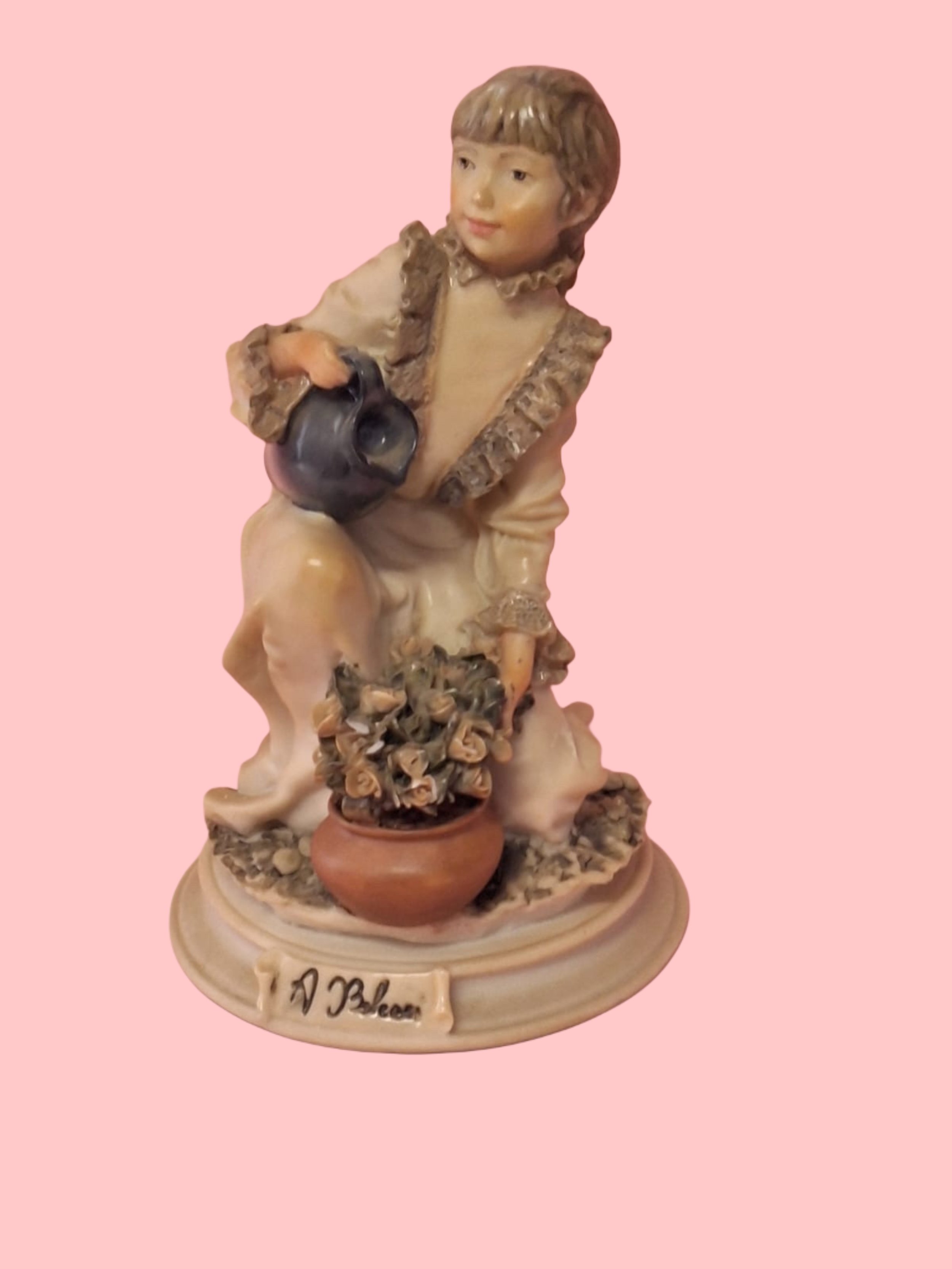 Statuina in Porcellana Bambino con Fiori – Firmata