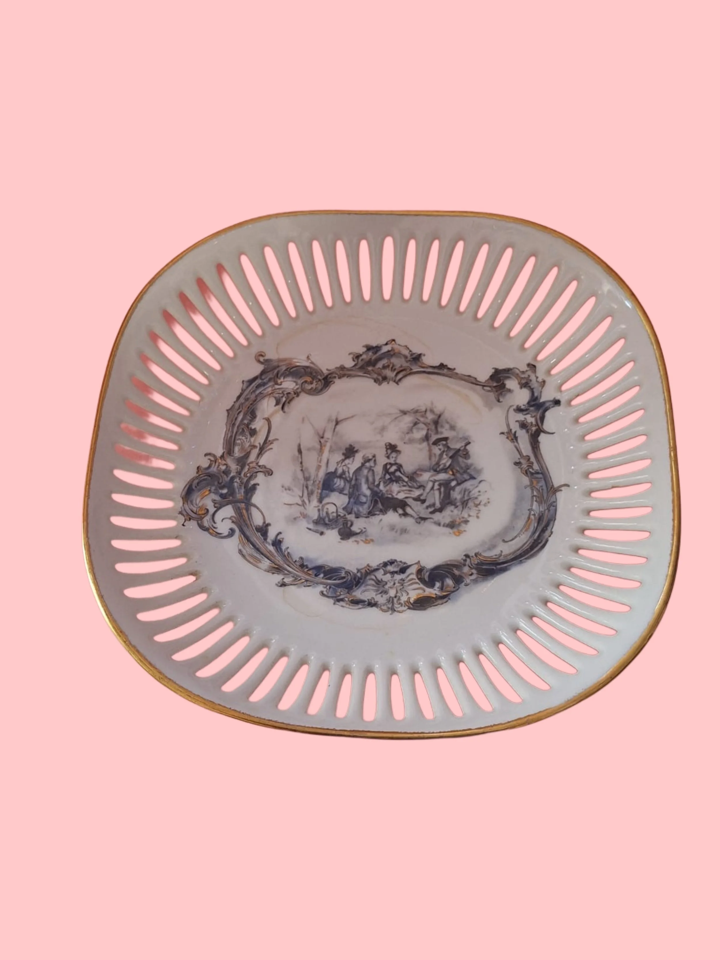 Piatto traforato decorativo in porcellana con scena classica