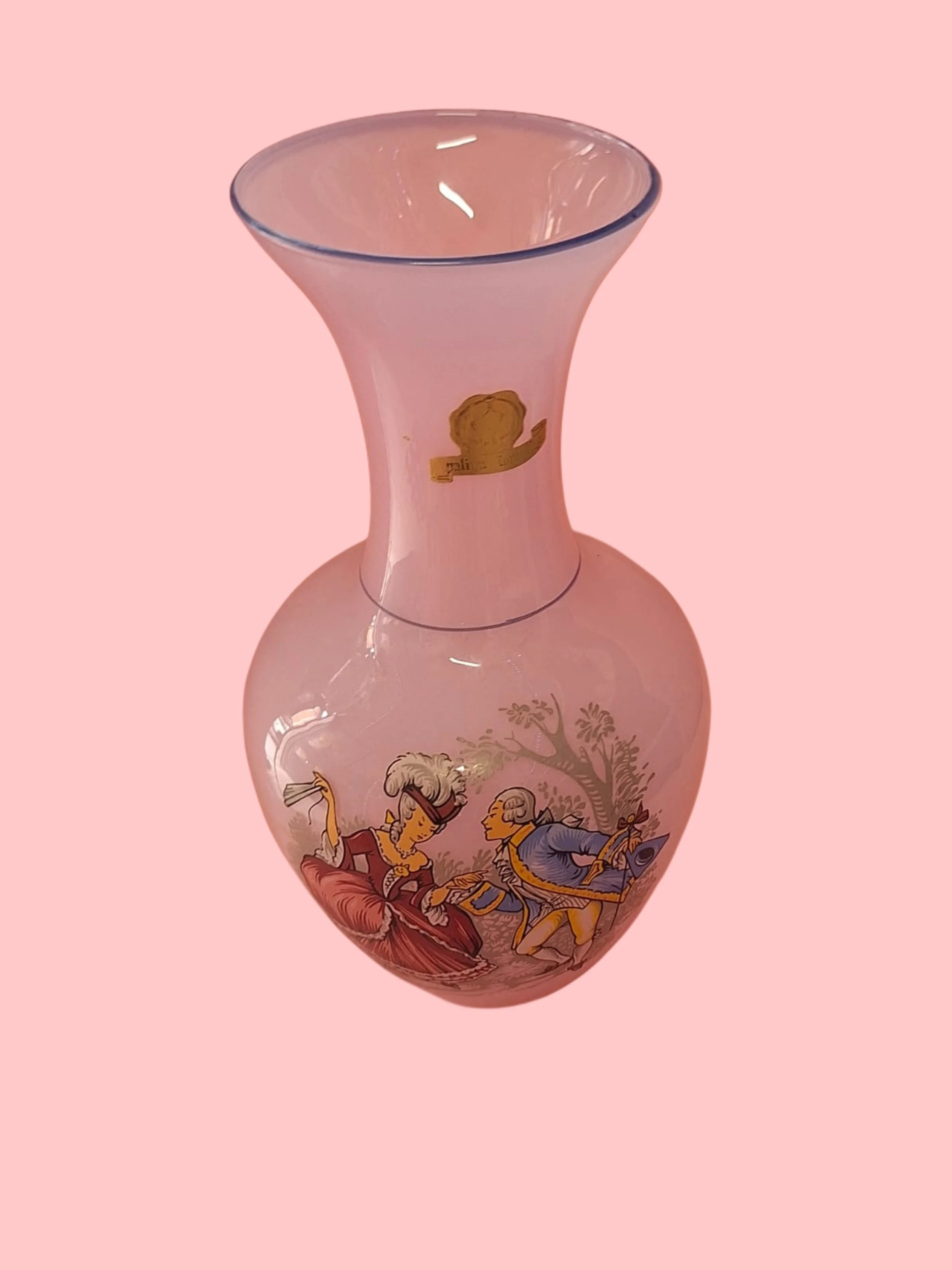 Vaso in vetro rosa con decorazione classica