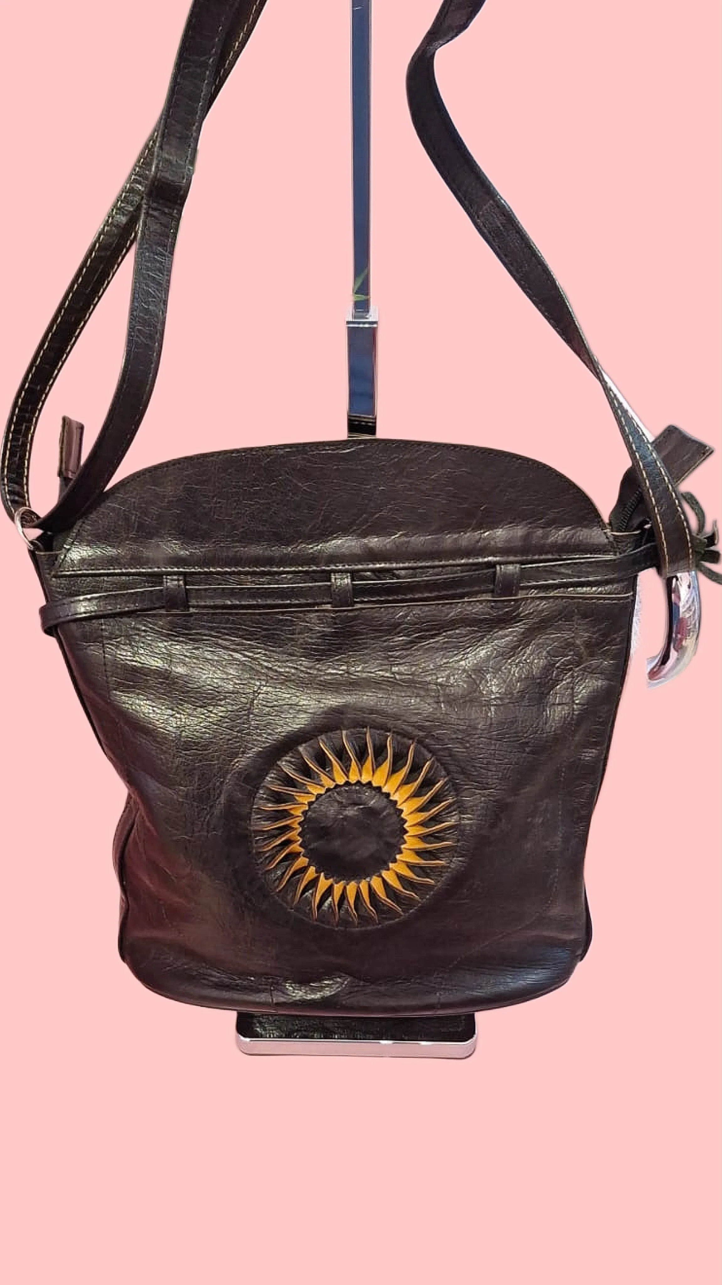 Borsa a tracolla in cuoio nero con lavorazione decorativa