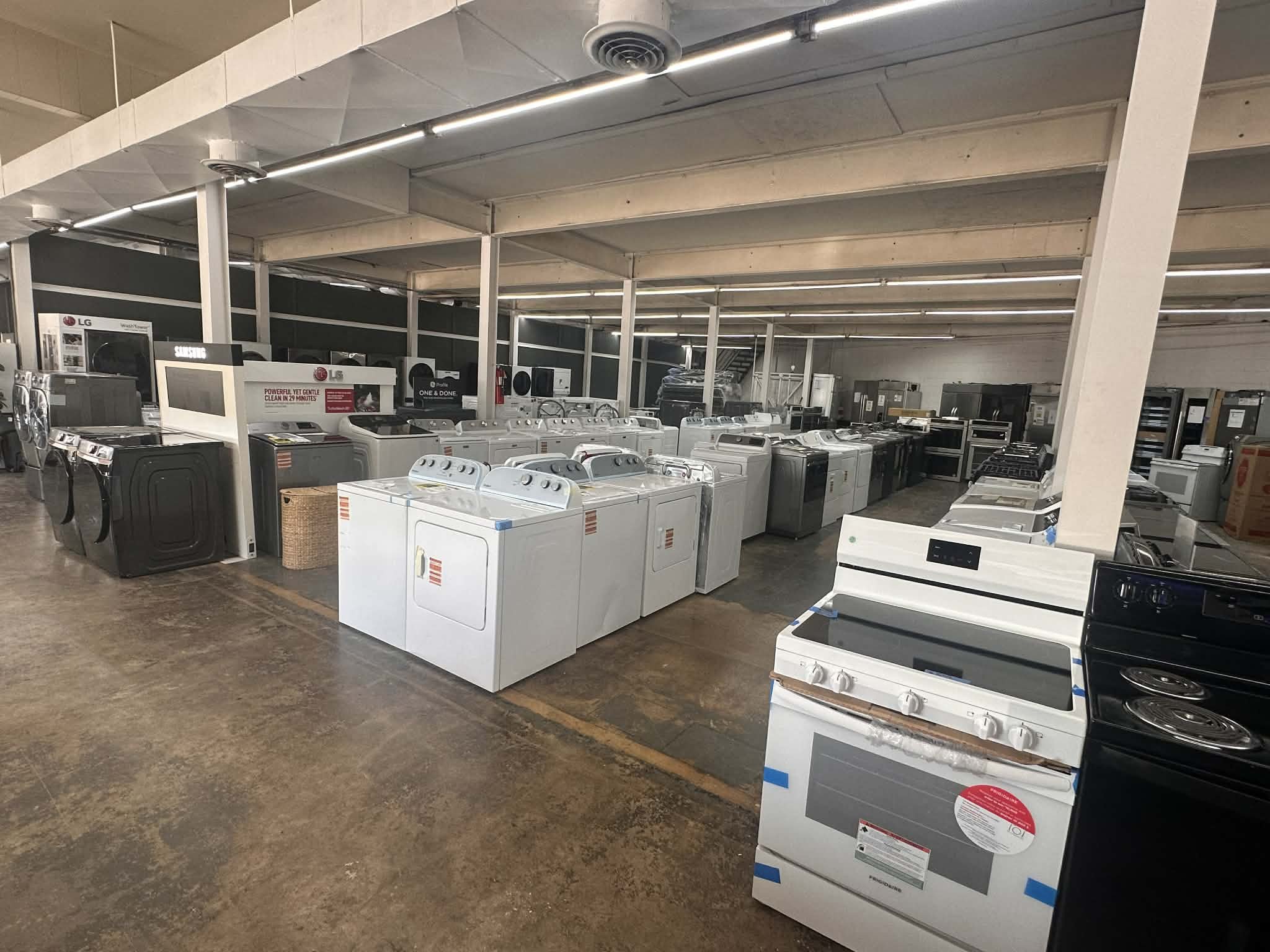 Discount washers dryers ovens and fridges on sale at a Huntsville appliance outlet