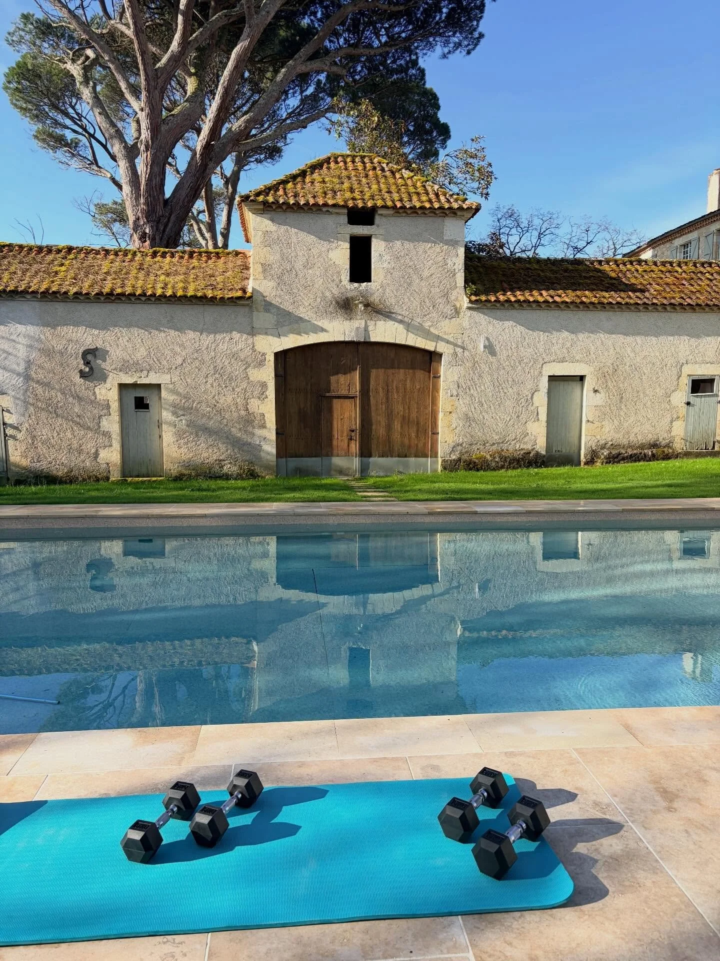 Morning movement 

The sun ☀️ boosts our mood, energy, body clock and mindset.

Sunlight and fresh air help to optimise our hormones and sleep better.

We&rsquo;ll be doing our strength training workouts with our PT Zoe outside, in the meadow, by the