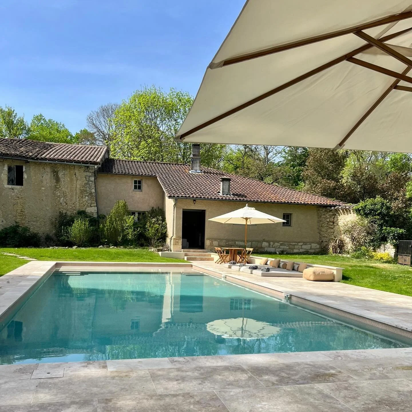 2 weeks today 💫 

You&rsquo;ll experience:
Daily strength training 
1-1 PT and nutrition consultations
Restorative yoga
Delicious seasonal food
Hormones workshop 
Vineyard tasting and hike 
A taste of the local French village

Last room available x
