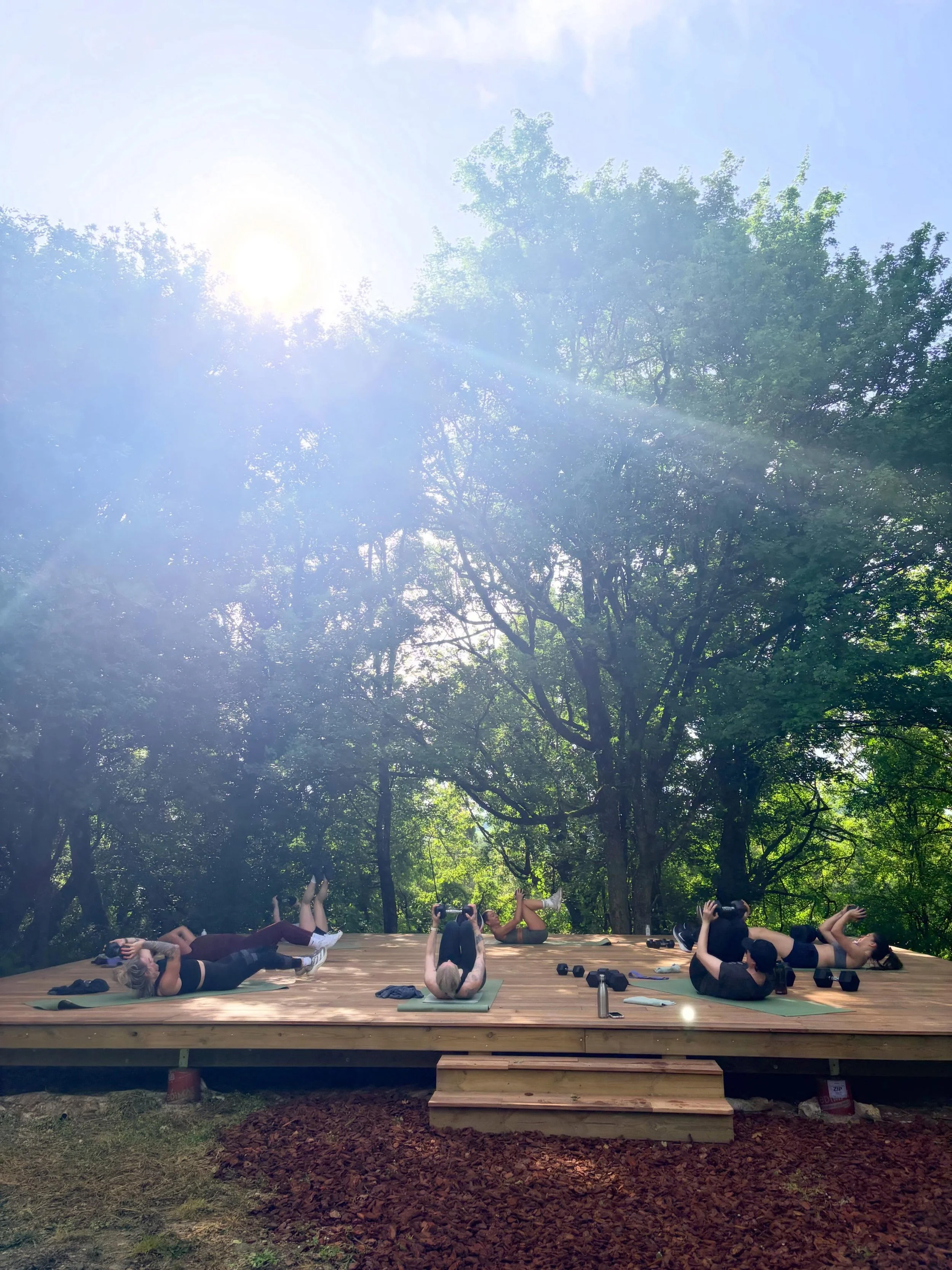 Rhythm and RISE 🌅 the most beautiful spot for our morning movement with Zoe, followed by the delicious high protein brunches on the lawn by Louisa.. 

@zoescottcoaching @farm_to_table_by_louisa @chateaudeplehaut @gilldalton.nutrition