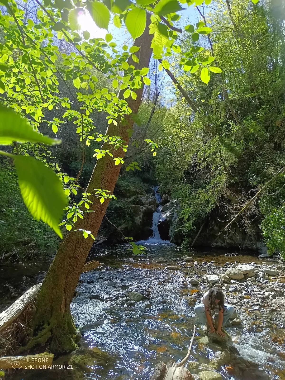 enfant-baignade-cascade.jpg
