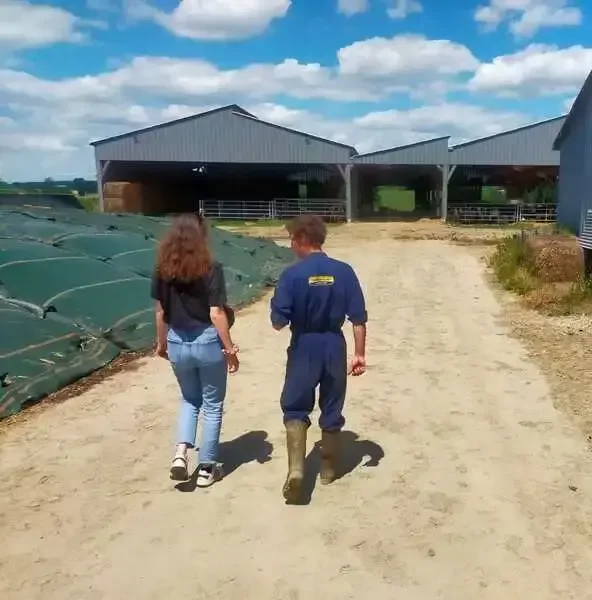 deux personnes qui marchent dans une ferme