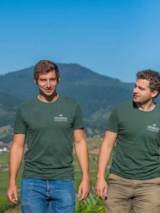 Vianney et Edouard, fondateurs de Nemrod, spécialisés dans la transformation artisanale de viande de gibier, deux jeunes hommes avec derrière des montagnes