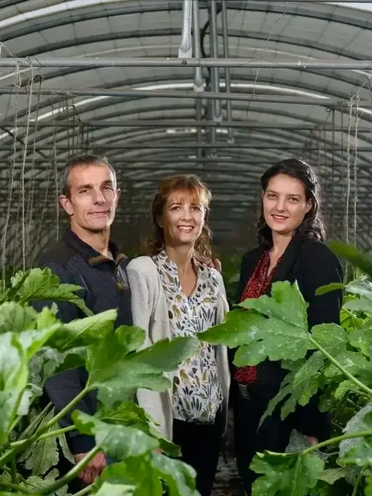 trois personnes debout producteurs de courgettes et de soupes artisanales à la ferme Oustalet