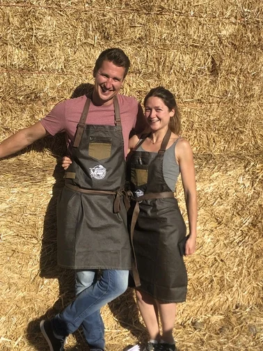 Couple debout, Héléna et Thibaut, éleveurs de bœuf Salers et producteurs de pâtes artisanales à la ferme