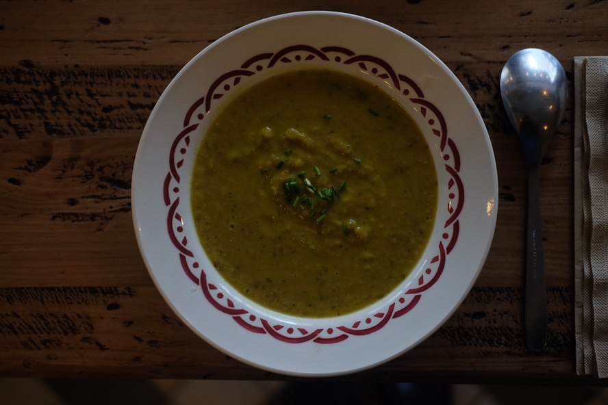 Soupe du jour courgette panais servis avec quelques croutons