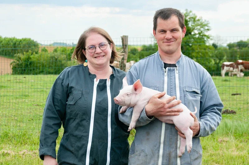 Producteurs de la Fromagerie Ange et Loup lors d’un salon présentant leurs fromages artisanaux.