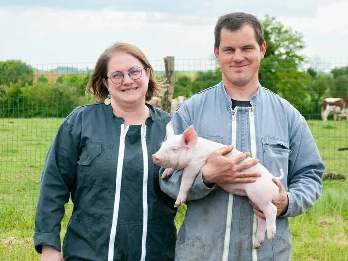 Deux chefs en cuisine préparant des courgettes fraîches et des produits locaux.