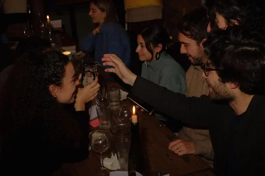 Groupe d'ami autour d'une table en train de prendre l'apéro