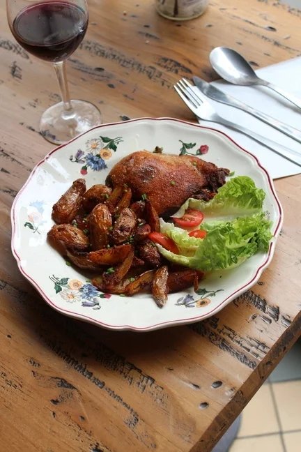 Confit de Canard direct producteurs français issue de la ferme d'armagnoac servis avec des pommes de terres et de la salade