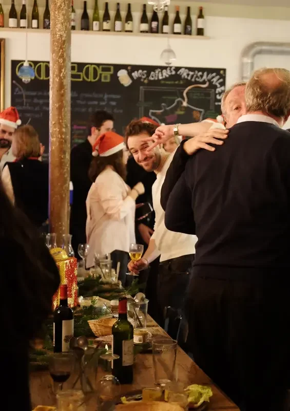 un homme dans un bar qui boit un verre