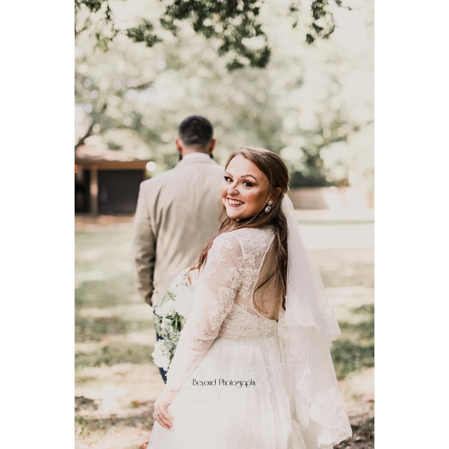 Can we just take a minute and appreciate the love between these two?! I mean, my goodness 😭 I love a good first look, even more so a series of photos that captures the love and tells a story. 💕