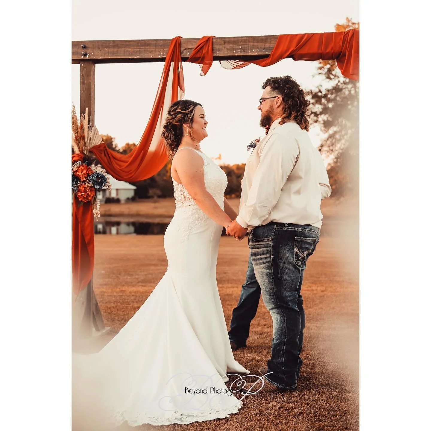 Migues Wedding, was a rustic wedding straight from the book of country Fairy tales&mdash; complete with cowboy boots, mullets, and Busch Light ✨🌾🍺 
&bull;
&bull;
&bull;
&bull;
Make sure you&rsquo;re following our Instagram so you don&rsquo;t miss o