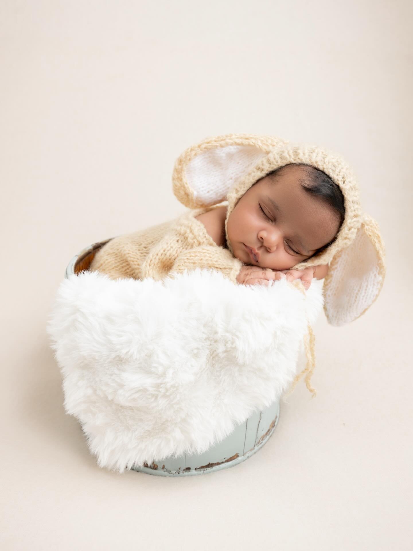 The sweetest little bunny 🐰🤍

This handsome boy stole the show with all that hair and the most adorable little bunny ears. But what made this session truly special was watching his parents completely light up every time they looked at him. The love